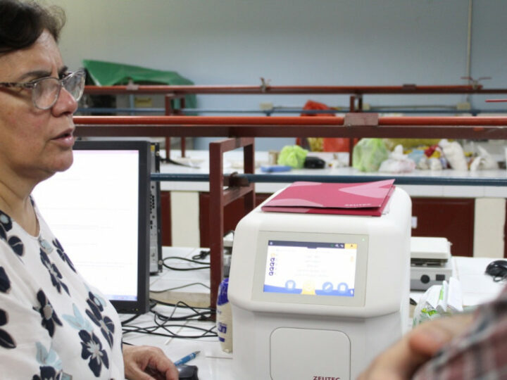 Egresada de la UNAH dona equipo de análisis de alimentos desarrollado por su empresa en Alemania